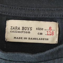 REMERA - ZARA - TALLE 6 AÑOS - AZUL CON LEYENDA - PilchaGo