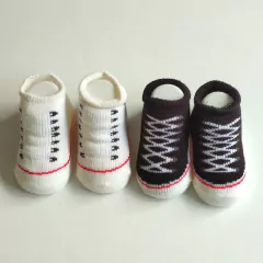 MEDIAS - CONVERSE - TALLE 0 A 3 MESES - BOTITAS X2 UNIDADES (NEGRO Y BLANCO) en internet