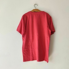 REMERA - BILLABONG - TALLE 10 AÑOS - ROJO CON LEYENDA en internet