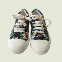 ZAPATILLAS - CHEEKY - TALLE AR 30 - AZUL MOTIVO FLORES - PilchaGo