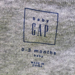 ENTERITO - GAP - TALLE 0 A 3 MESES - GRIS CON CAMUFLADO en internet