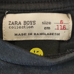 REMERA - ZARA - TALLE 6 AÑOS - NEGRO CON LEYENDA - PilchaGo