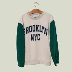 BUZO - H&M - TALLE 6 AÑOS - BEIGE Y VERDE LEYENDA BROOKLYN