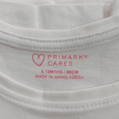 REMERA - PRIMARK - TALLE 9 MESES - BLANCO CON LEYENDA en internet