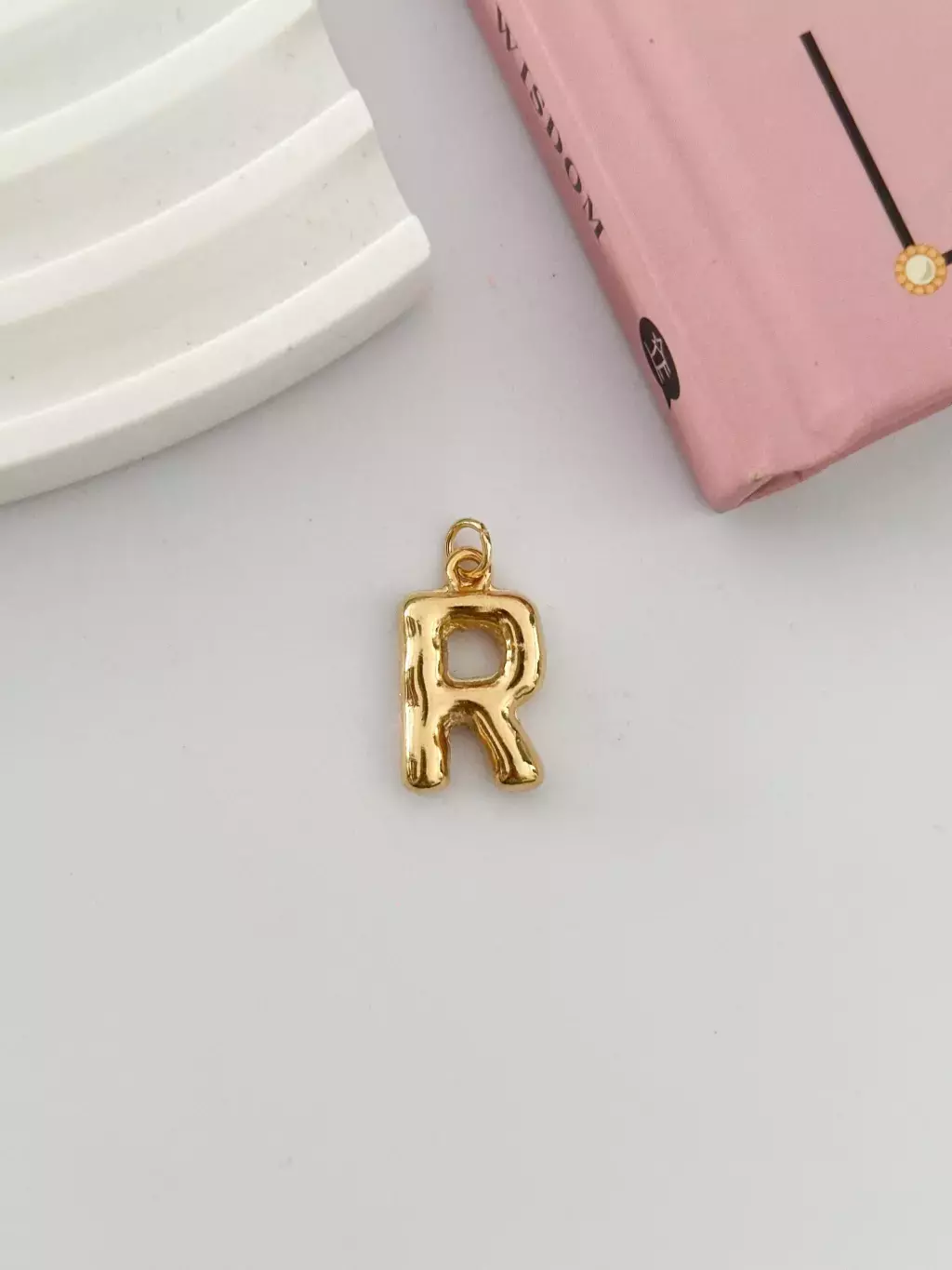 Dije letra R inflada acero dorado