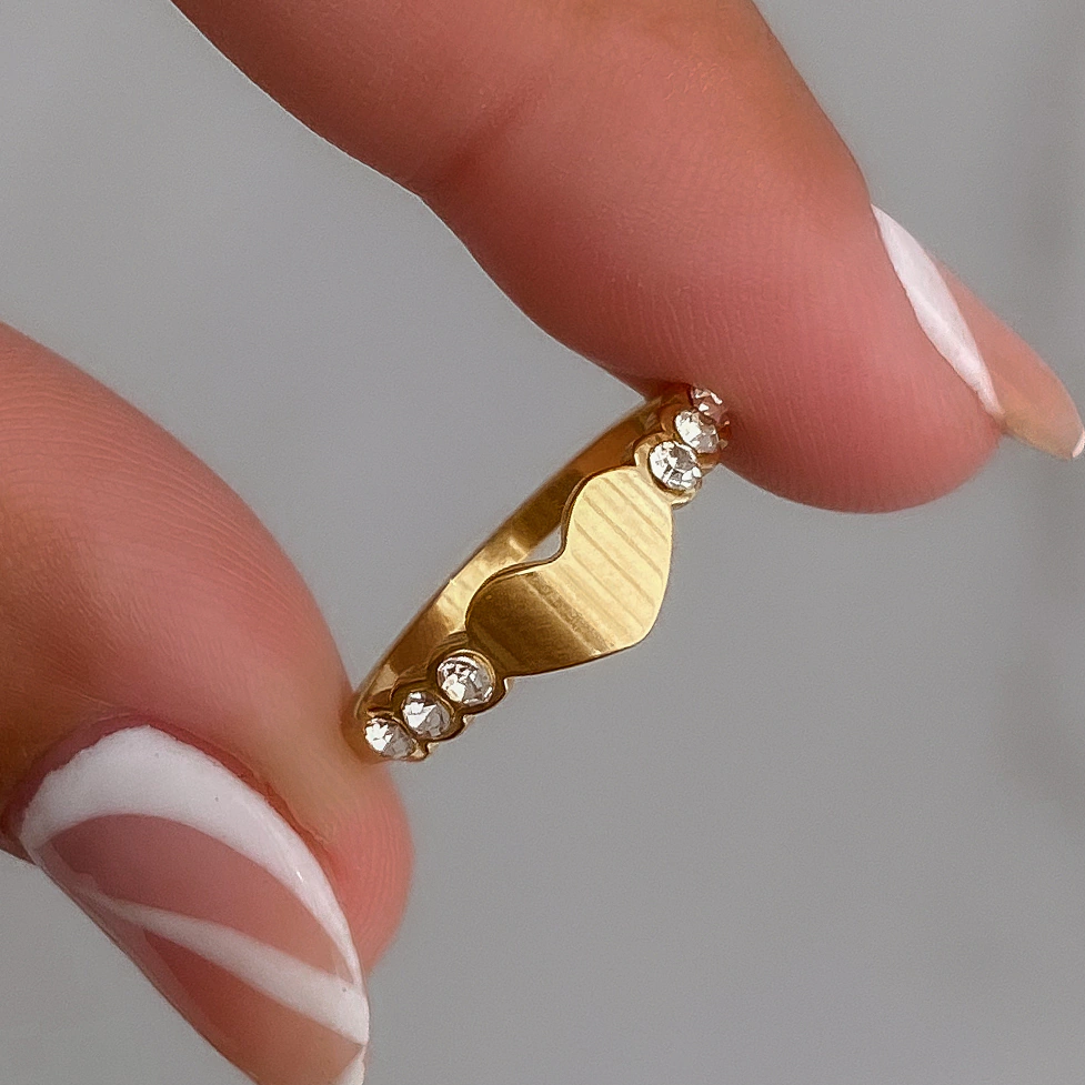 Anillo acero dorado corazón y cubics