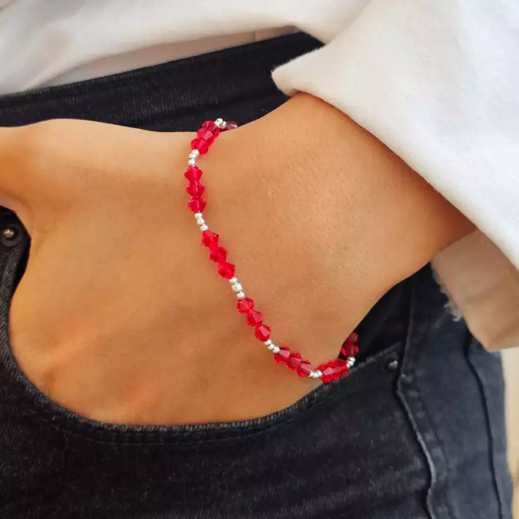 Pulsera elastizada cristales rojos y bolitas de plata