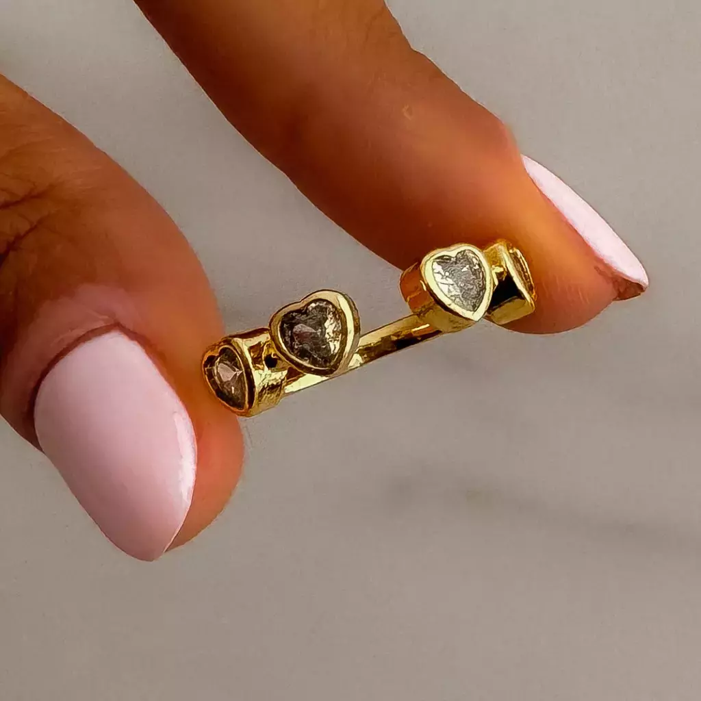 Anillo acero dorado corazones cubics abierto