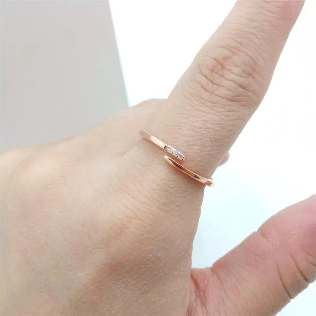 Anillo plata micropave cruzado enchapado en oro rosado