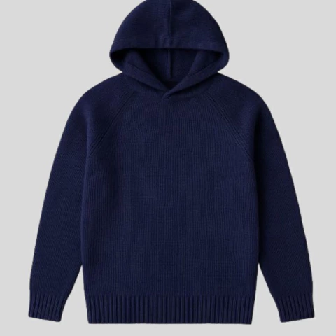 sweater de lana azul con manga raglan y capucha
