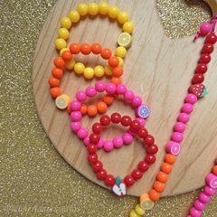 Kit de Pulseiras + Colar Infantil Frutinhas - 5 itens na internet
