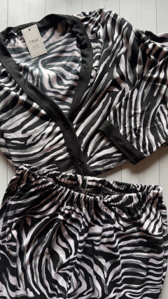 Imagen de Pijama camisero cebra manga larga- kimono