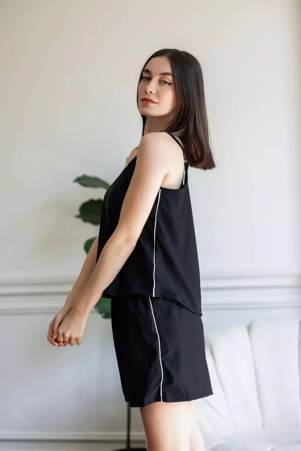 Pijama DELFI saten negro con vivo blanco