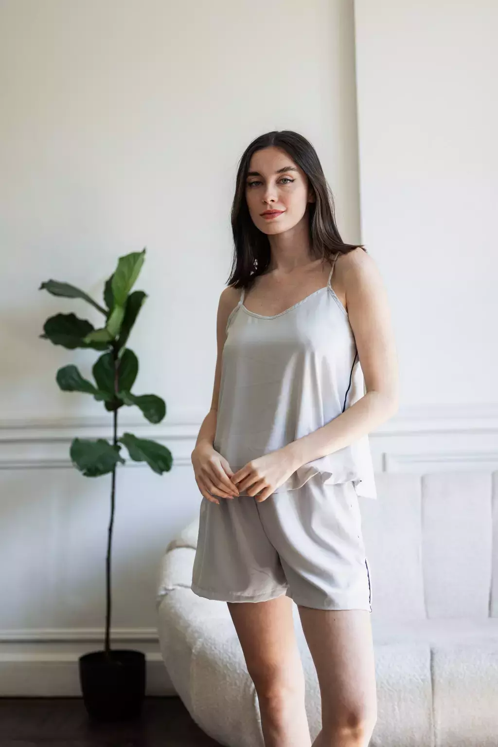 Pijama DELFI saten gris con vivo negro