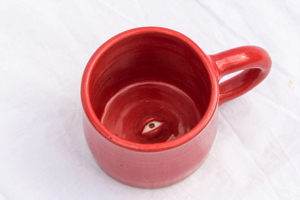 caneca vermelha com olho