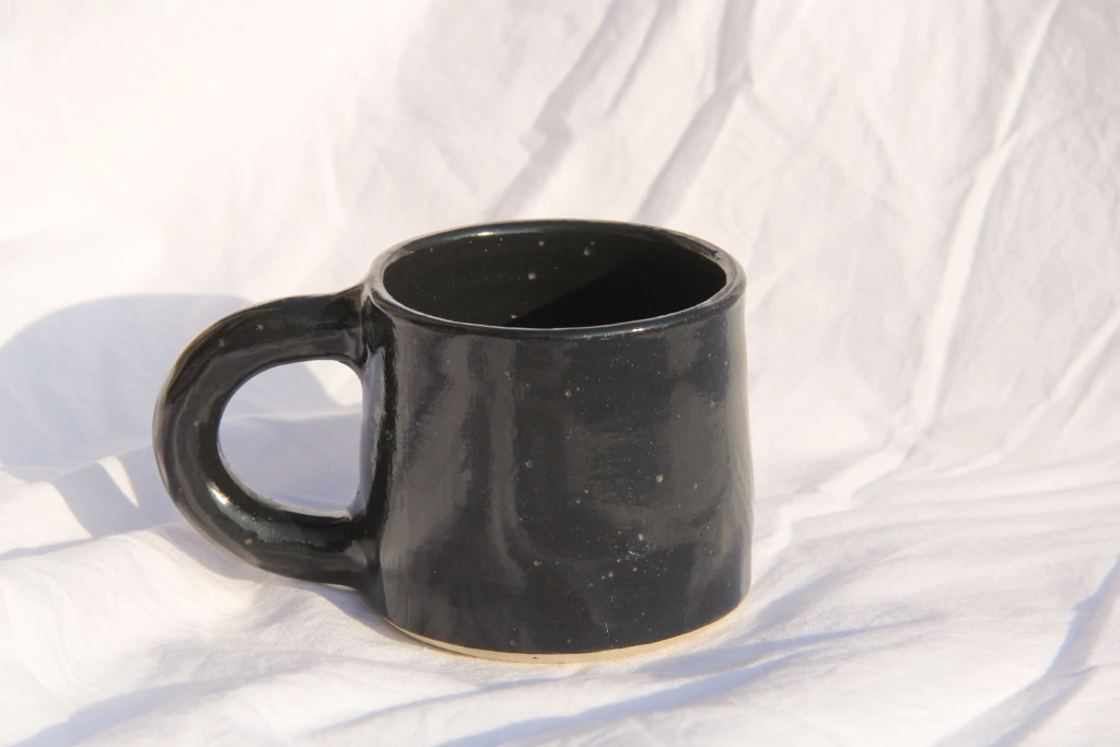 caneca preta com olho