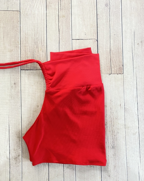 SHORT CROSS COM LAÇO VERMELHO