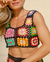 Cropped de crochê vintage com alças largas, estilo retrô. Combinação de cores