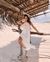 vestido cor off-white frente única com fendas laterais e amarração de crochê no pescoço, finalizada com ponteiras de tassel. Decote é bordado em crochê e possui elástico 