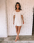 - Vestido curto modelado, todo produzido com viés, na cor off-white. Feito em tecido viscolinho. É todo forrado e possui decote nas costas
Manguinhas curtinhas bufantes dão um toque especial