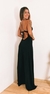 Vestido longo decotado nas costas com alças reguláveis e amarração cruzada possui busto em crochê com ponteiras de tassel, além da fenda frontal do lado esquerdo.