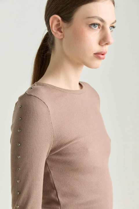 REMERA STUDDED - comprar online