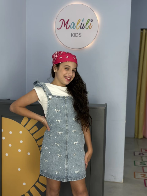 Jardineira Jeans Laços