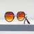 O Óculos de Sol Lana Marrom possui armação em metal banho rosê e acetato marrom ao redor das lentes e ponteiras. Lentes na cor marrom degrade.