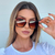Os Óculos de Sol Lily Marrom confeccionado em acetato na cor marrom com ponte e detalhes laterais em metal de banho rosê. Lente degradê marrom. Todas as nossas lentes possuem a melhor proteção UVA + UVB, a UV400, além disso são de policarbonato AAA, as ma
