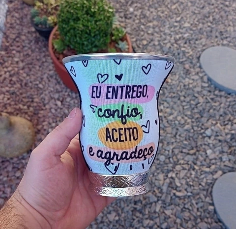 Cuia Baixa Forrada " Eu entrego confio aceito e agradeço "