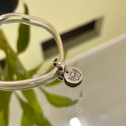 Berloque Mãos Guardam Coração - comprar online