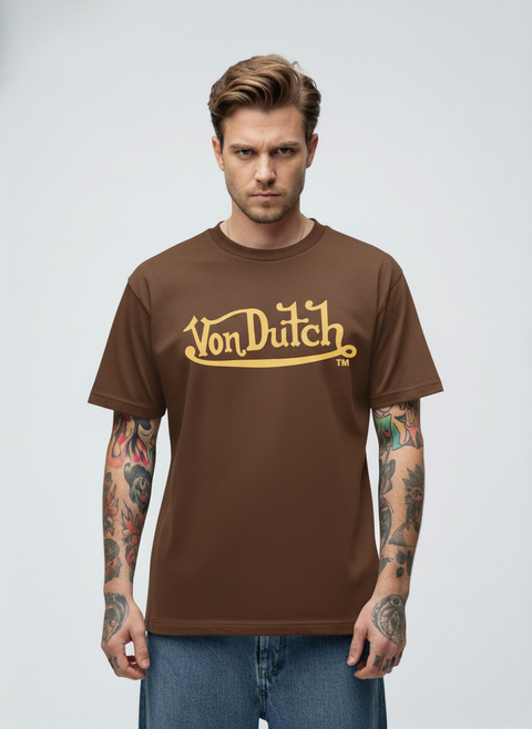 Camiseta Von Dutch Logo Signature Marrom - Modelagem Regular