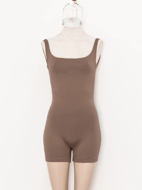 Catsuit corto marrón de Modal Soft con tirantes anchos en maniquí blanco