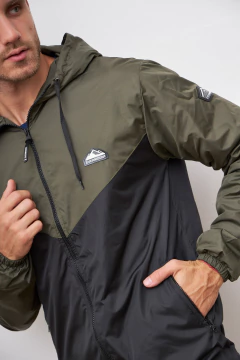 706 - Campera Running combinada en V con capucha, tipo rompevientos - tienda online
