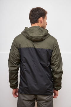 706 - Campera Running combinada en V con capucha, tipo rompevientos - tienda online