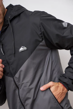 706 - Campera Running combinada en V con capucha, tipo rompevientos en internet