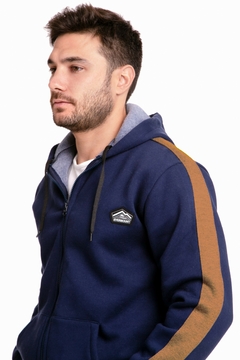 826 - Campera Frisa Vivo en Manga, Con Capucha