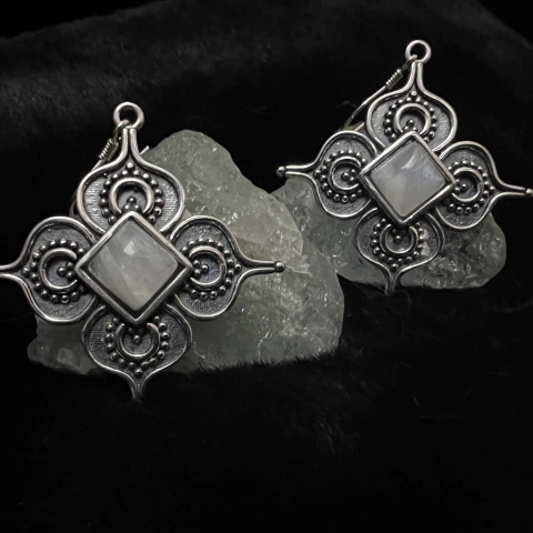 Brincos Éowyn (Pedra da Lua)