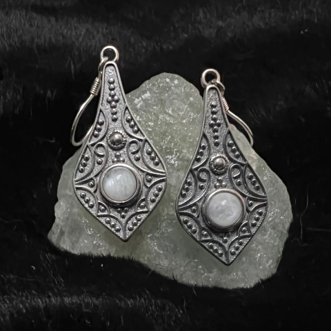 Brincos Shieldmaiden of Rohan (Pedra da Lua)