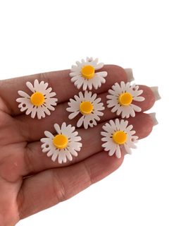 PINGENTE FLOR BEM ME QUER BRANCO-AMARELO (2CM)- 6 UNIDADES