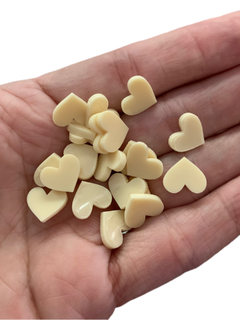 MINI CORAÇÃO EM ACRÍLICO CREME (12MM)- 50 UNIDADES