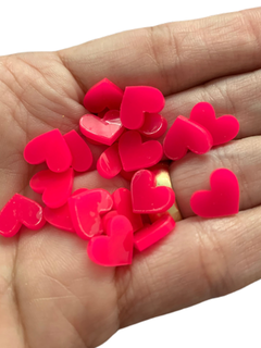 MINI CORAÇÃO EM ACRÍLICO ROSA NEON (12MM)- 50 UNIDADES