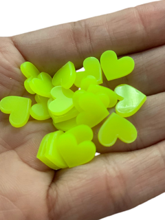 MINI CORAÇÃO EM ACRÍLICO AMARELO NEON (12MM)- 50 UNIDADES