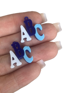PINGENTE ABC BRANCO/AZYL ROYAL/AZUL CLARO (2CM)- 2 UNIDADES