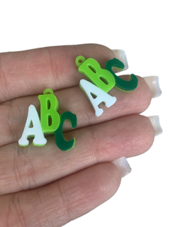 PINGENTE ABC BRANCO/VERDE/VERDE BANDEIRA (2CM)- 2 UNIDADES