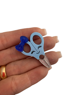 TESOURA ESCOLAR AZUL CLARO COM LACINHO (4CM)- UNIDADE
