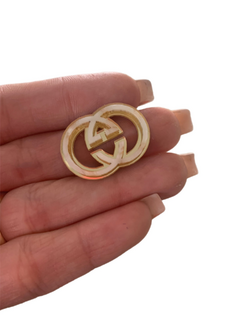 APLIQUE LOGO GUCCI MADREPÉROLA COM DOURADO (3CM)- 2 UNIDADES