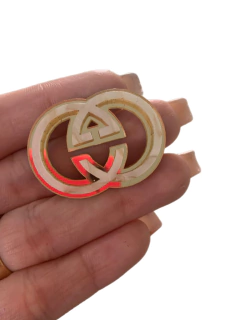 APLIQUE LOGO GUCCI MADREPÉROLA COM DOURADO (4CM)- UNIDADE