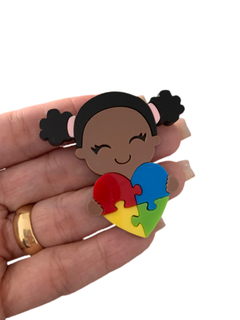 MENINA NEGRA CORAÇÃO AUTISMO (5,4CM)- UNIDADE