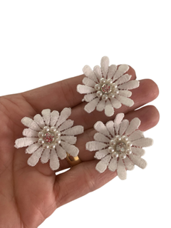 FLOR BORDADA BRANCA COM CENTRO STRASS/PÉROLAS (4CM)- 6 UNIDADES